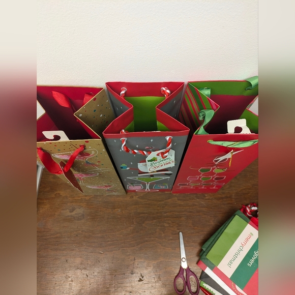 Holiday Wine Gift Bags Bundle 6 + 2 Free Whimsical Festive - Picture 3 of 4